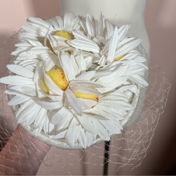 Vintage 1960\'s feminine white Daisy Derby Pill Box Hat with Net cage main image 15